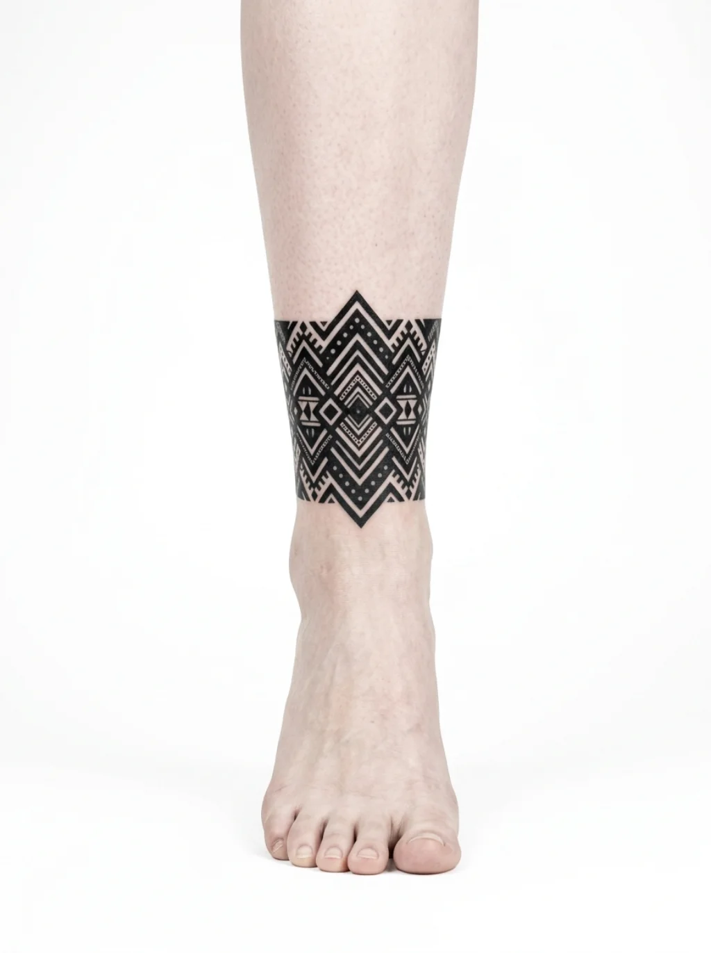 Blackwork Anklet Tattoos and the Bold Graphic Power That Never Apologizes